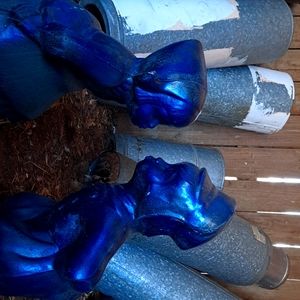 Yard decorating antique kissing statues. 💙